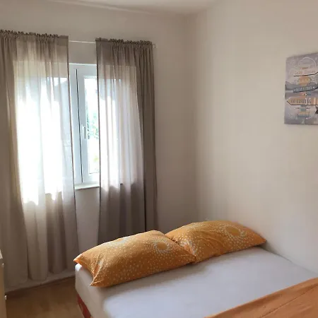 Nela 特罗吉尔