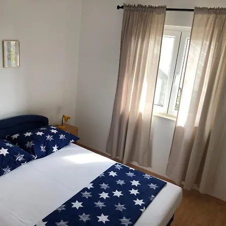 公寓 Nela 特罗吉尔